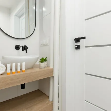 Centre & Pet-friendly By Renters *