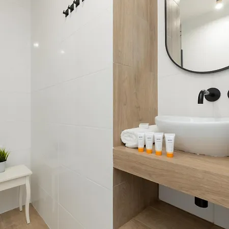 Centre & Pet-friendly By Renters *