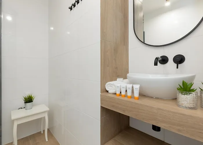 Centre & Pet-friendly By Renters *